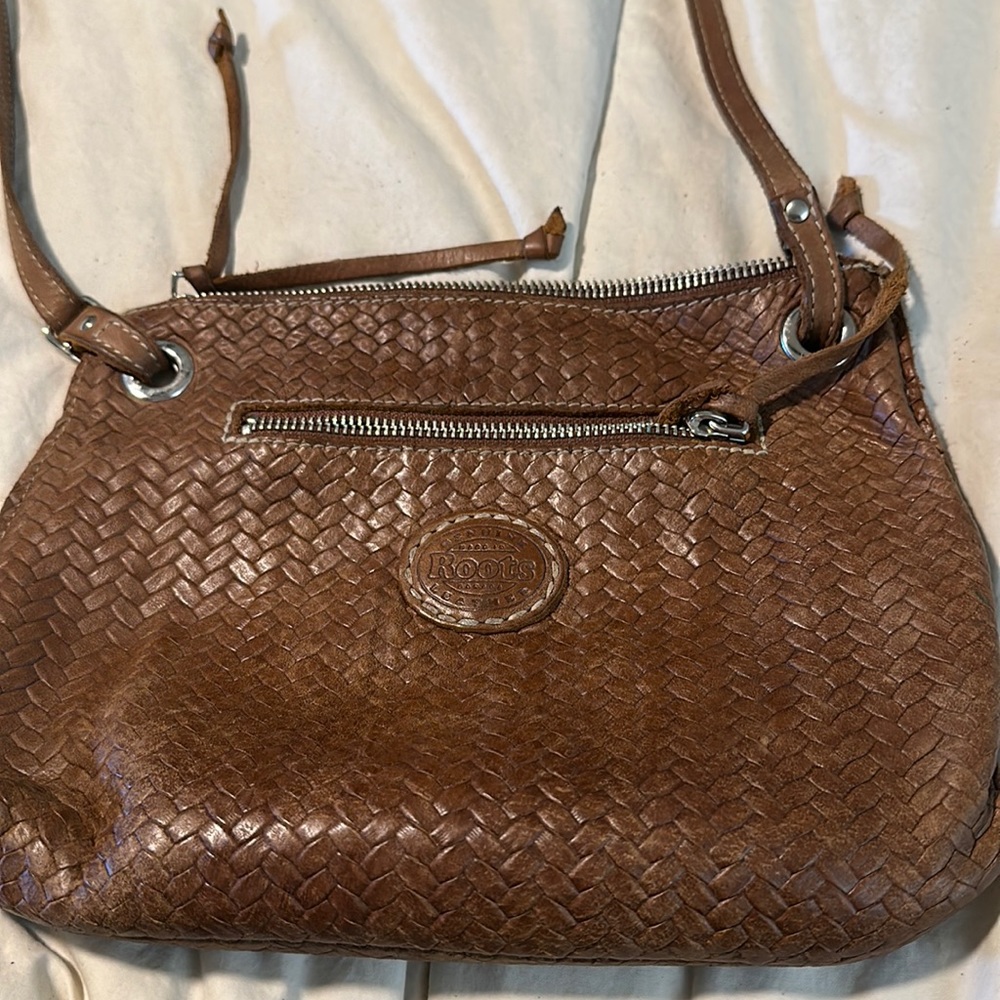 Roots cross body